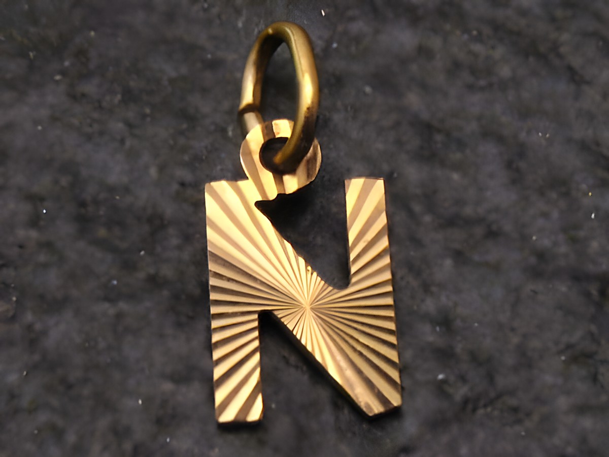 Gold 333 Druck Buchstaben Anhänger mit dem Buchstaben N, schlichtes Design, Hersteller Juwelier Harnisch, gemustert mit radiären Linien.
