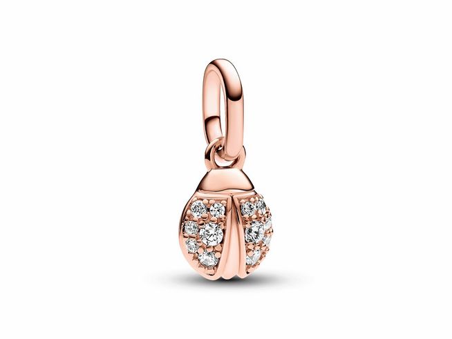 Ein Mini-Anhänger in Form eines Marienkäfers aus roségold vergoldetem Material, besetzt mit funkelndem Zirkonia, ideal für die Kollektion Me & moments von Pandora.