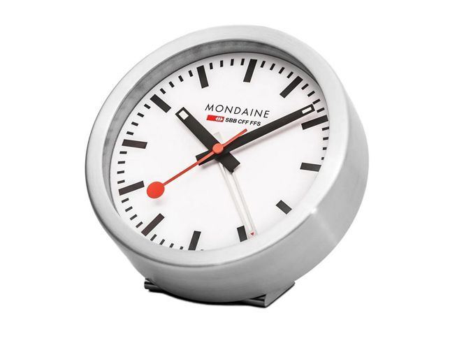 Tischwecker Mondaine A997.MCAL.16SBB.1 mit mattem Aluminium-Gehäuse und weißem Ziffernblatt, schwarze und rote Zeiger, stilvolles Design, Durchmesser 12,5 cm, Hersteller Mondaine.