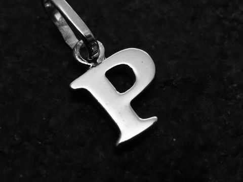 Buchstaben Anhänger P aus 925 Sterling Silber, rhodiniert, mit einem feinen Design, ideal für personalisierte Schmuckstücke, Hersteller Juwelier Harnisch.