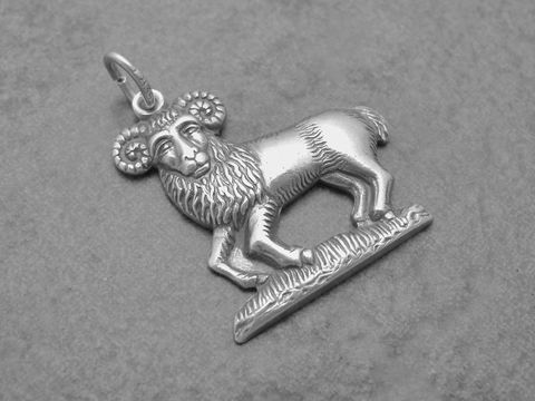 Silber geschwärzt Anhänger in Form eines Widder mit detailreicher Darstellung, geeignet als Schmuckstück für das Sternzeichen Widder, hergestellt von Juwelier Harnisch.