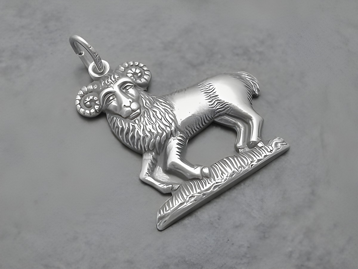 Silber geschwärzt Anhänger in Form eines Widder mit detailreicher Darstellung, geeignet als Schmuckstück für das Sternzeichen Widder, hergestellt von Juwelier Harnisch.