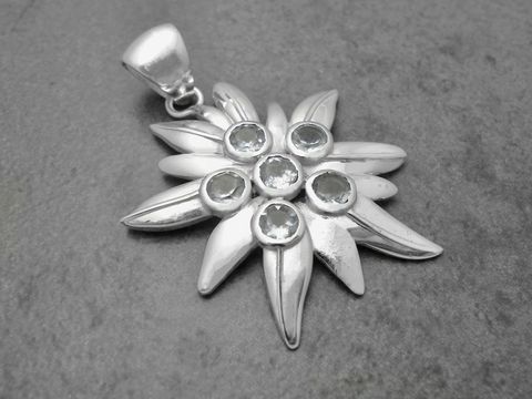 Edelweiß Silber Anhänger 43,4 mm mit Alpenblumen-Design und Topas-Steinen, hochwertiges Schmuckstück vom Hersteller Juwelier Harnisch, ideal für Liebhaber der Natur.