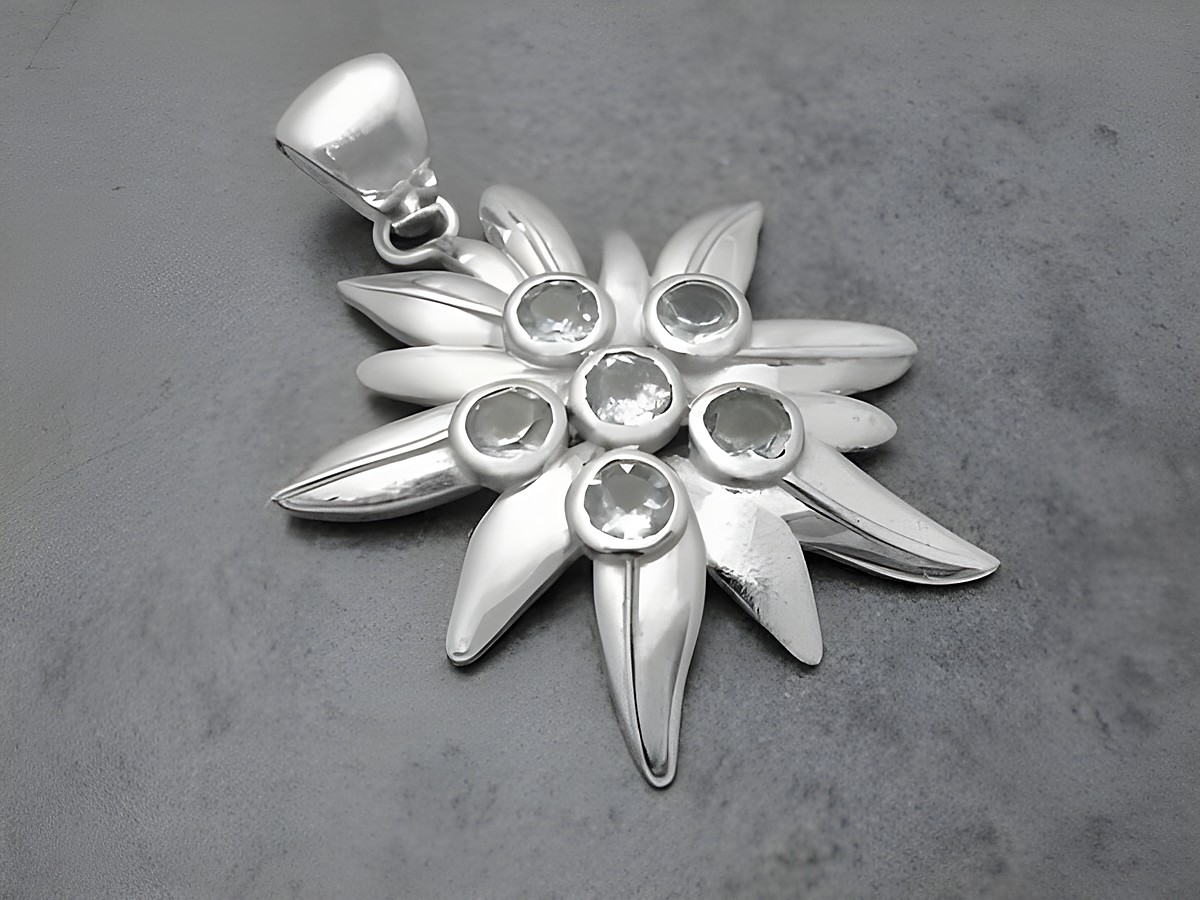 Edelweiß Silber Anhänger 43,4 mm mit Alpenblumen-Design und Topas-Steinen, hochwertiges Schmuckstück vom Hersteller Juwelier Harnisch, ideal für Liebhaber der Natur.
