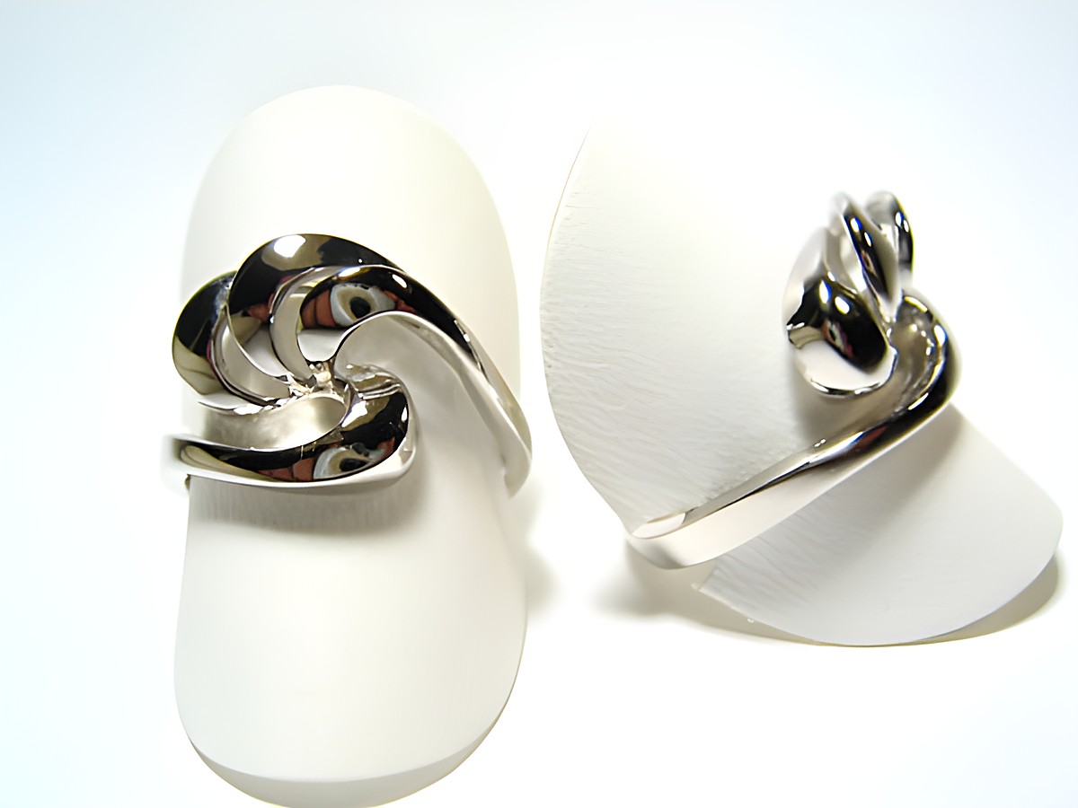 Silber Ring rhodiniert - gewölbt & rundlich - verstellbar, Hersteller: Juwelier Harnisch, ohne Stein, elegant geformt und glänzender Oberfläche, ideal als modisches Accessoire.