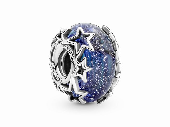 790015000-0 Pandora Charm 790015C00 in Galaxie Blau mit Stern Murano Anhänger aus Sterling Silber und Kristall, ideal für Weihnachten am 24.12., zeigt funkelnde Sterne auf einem tiefblauen Hintergrund.