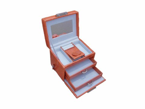 Schmuckkästchen in orange mit Kroko-look Bezug, rechteckig, 13 cm groß, geöffnet mit drei Fächern und einem kleinen Stauraum. Hersteller: Juwelier Harnisch.