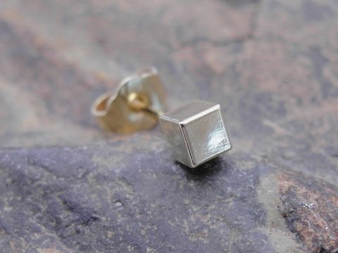 Filigraner unisex Ohrstecker in Gold mit würfelförmigem Design, hergestellt von Juwelier Harnisch, als Einzelohrring erhältlich.