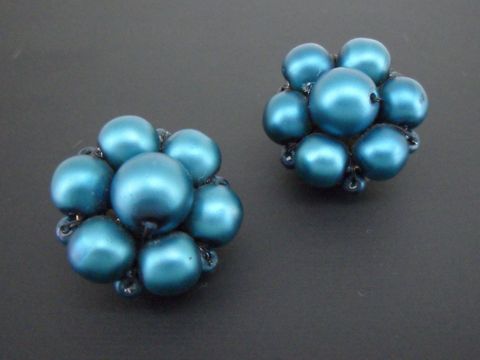 71755-0 Ohrclip in blau mit blumigem Design aus goldfarbenem Material und seidenmatten synthetischen Zuchtperlen, Hersteller Juwelier Harnisch, klassisches und elegantes Schmuckstück.