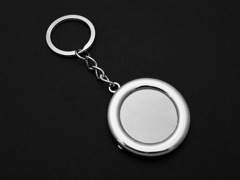Silberfarbener Schlüsselanhänger mit rundem Fotorahmen, Länge 10,5 cm, hergestellt von Juwelier Harnisch, ideal für individuelle Fotos.