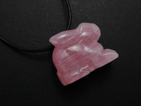 Steinfigur Anhänger aus Bergkristall in Form eines Hares, inklusive 1 Meter langer Lederkette, Hersteller Juwelier Harnisch, bietet einen eleganten Schmuckartikel.