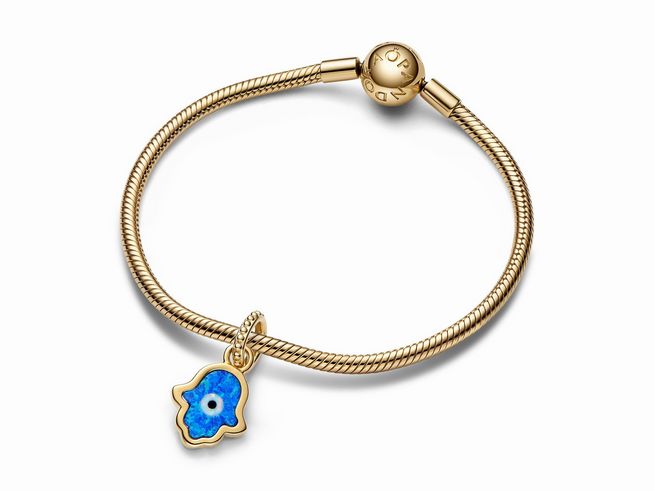 Schillernder blauen Hand der Fatima Charm-Anhänger aus Gelbgold Vergoldung an einem eleganten Armband von Pandora mit feinem, gedrehten Design und einem glänzenden Verschluss.