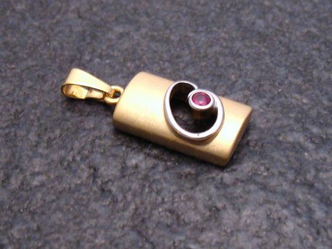 Gold Anhänger edel Rubin bicolor Gold 585, Hersteller Juwelier Harnisch, mit stilvollem Design und funkelndem Rubin in der Mitte, ideal für hochwertigen Schmuck.