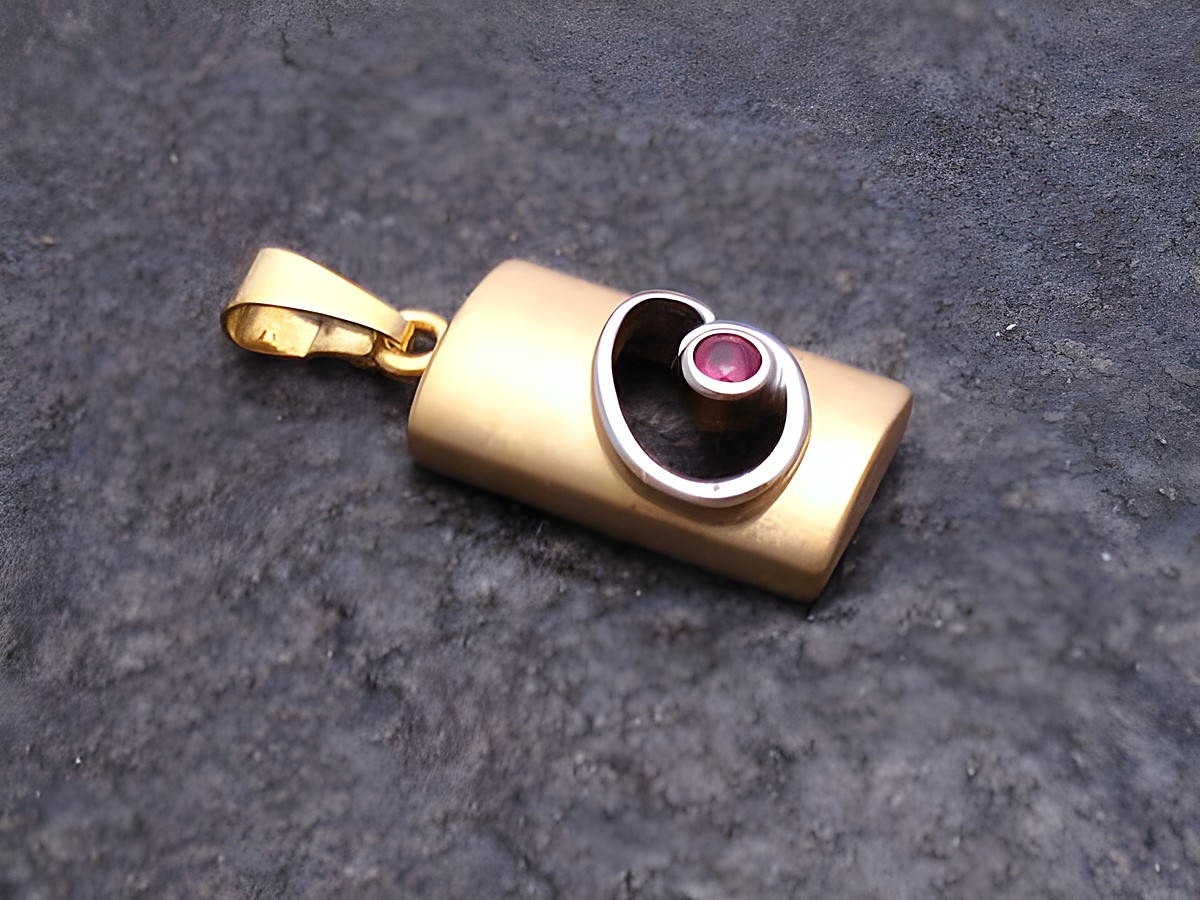 Gold Anhänger edel Rubin bicolor Gold 585, Hersteller Juwelier Harnisch, mit stilvollem Design und funkelndem Rubin in der Mitte, ideal für hochwertigen Schmuck.
