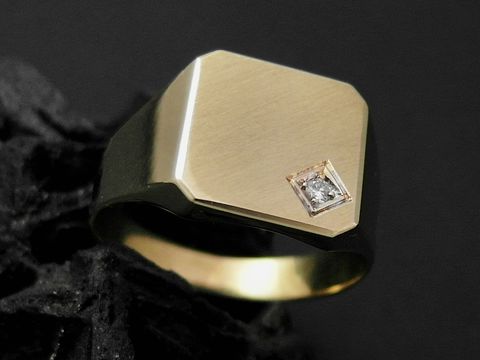 Gold Ring in Viereckig, exzellente Verarbeitung mit Brillant, Größe 67, Hersteller Juwelier Harnisch, ideal über Größe 60/19.