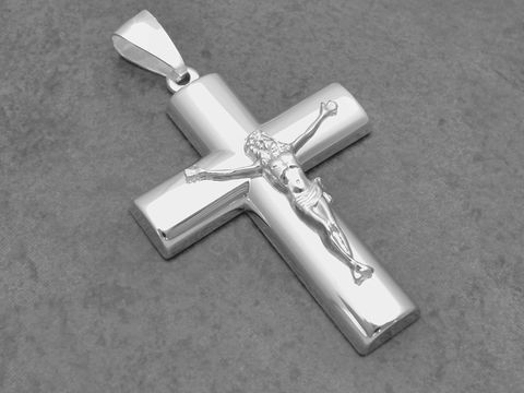Silber Anhänger in Form eines Kreuzes mit ausdrucksstarker Jesusfigur, gefertigt von Juwelier Harnisch, ideal als symbolisches Schmuckstück.
