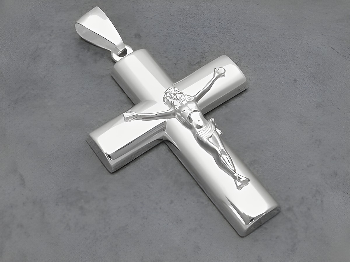 Silber Anhänger in Form eines Kreuzes mit ausdrucksstarker Jesusfigur, gefertigt von Juwelier Harnisch, ideal als symbolisches Schmuckstück.
