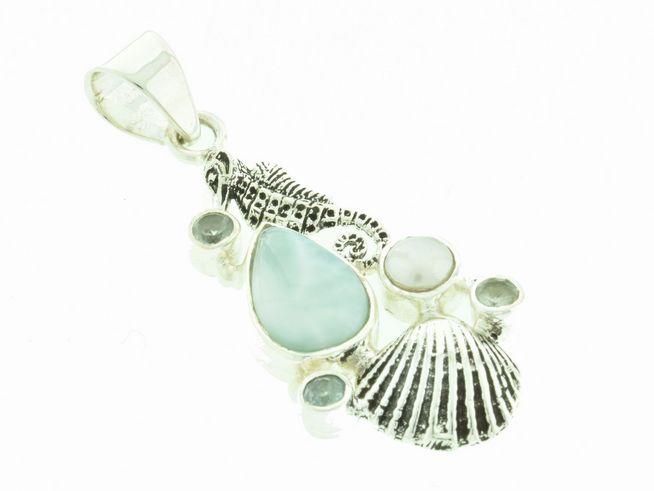 Pend in Form eines Seepferdchens mit einer Muschel aus Silber 925, verziert mit Larimar, Topas und einer Süßwasserperle, schön und elegant, Hersteller Juwelier Harnisch, Tiere.