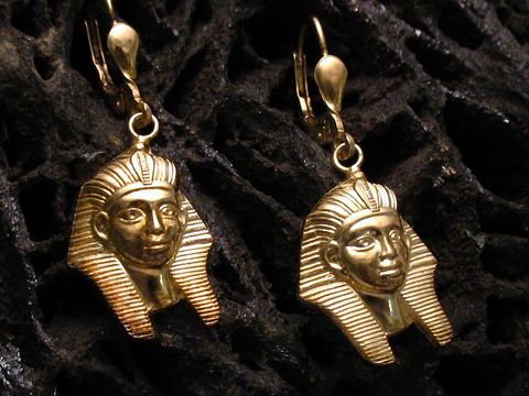 Sphinx Ohrringe aus Silber vergoldet von Juwelier Harnisch, antikes Design, Ohrhänger ohne Stein, mit stilisiertem Gesicht und charakteristischen Linien, ideal für besondere Anlässe.