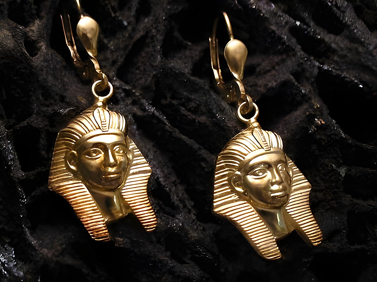 Sphinx Ohrringe aus Silber vergoldet von Juwelier Harnisch, antikes Design, Ohrhänger ohne Stein, mit stilisiertem Gesicht und charakteristischen Linien, ideal für besondere Anlässe.