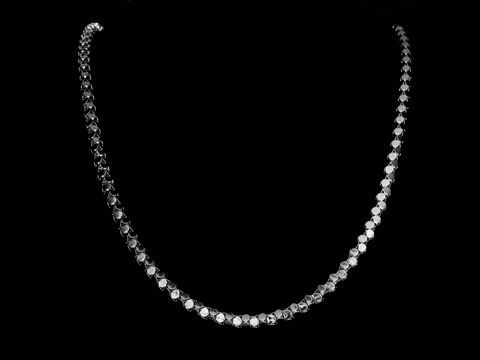 Versilberte Kette im Plättchen Kettendesign mit einer Länge von 89 cm und einer Plättchengröße von 4,1 x 4,1 mm, hergestellt von Juwelier Harnisch.