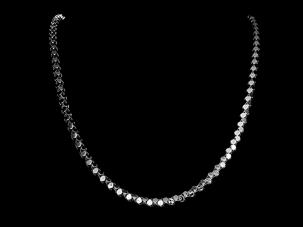 Versilberte Kette im Plättchen Kettendesign mit einer Länge von 89 cm und einer Plättchengröße von 4,1 x 4,1 mm, hergestellt von Juwelier Harnisch.