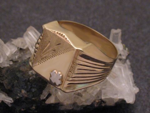 Goldring Glück Kleeblatt Gold 333 bicolor Größe 60,5 vom Hersteller Juwelier Harnisch, elegant und detailreich gestaltet, ideal als Schmuckstück für besondere Anlässe.