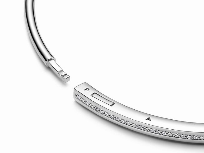 Der Armreif von Pandora aus Sterling Silber mit klarem Zirkonia zeigt eine elegante, schlichte Gestaltung mit funkelnden Details, ideal für stilvolle Anlässe und den täglichen Gebrauch.