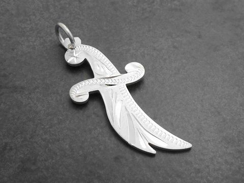 Ein silberner Anhänger in Schwertform mit rhodinierten Oberflächen und Diamantschliff, hergestellt von Juwelier Harnisch, mit kunstvollen, diversen Motiven verziert.