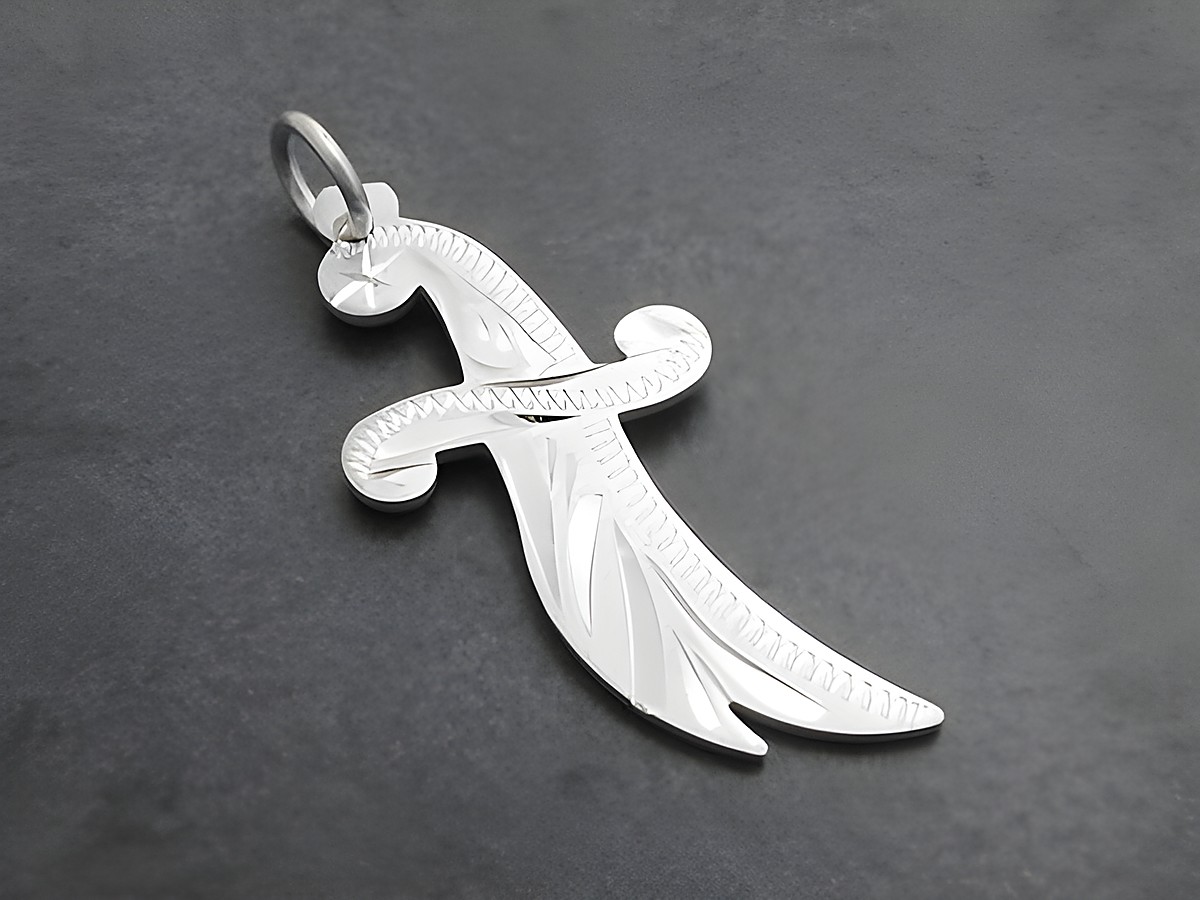 Ein silberner Anhänger in Schwertform mit rhodinierten Oberflächen und Diamantschliff, hergestellt von Juwelier Harnisch, mit kunstvollen, diversen Motiven verziert.