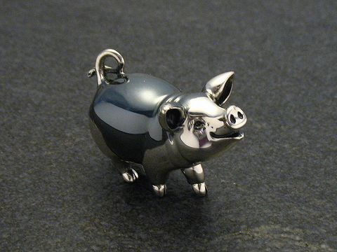 Silbernes stehend plastisches Schwein von Juwelier Harnisch, 52 mm groß, glänzende Oberfläche, detailreiche Ausarbeitung, symbolisiert Glück und Wohlstand.
