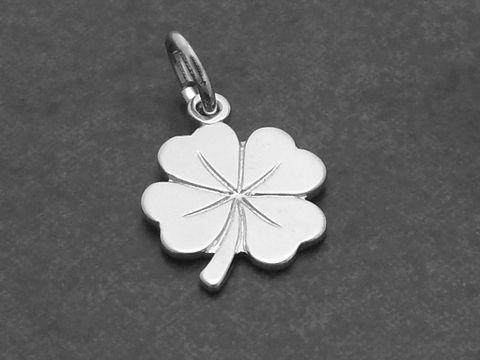 Silber Anhänger in Form eines Kleeblatts, hergestellt von Juwelier Harnisch, als Glücksbringer. Ideal für persönliche Glücksmomente oder als besonderes Geschenk.