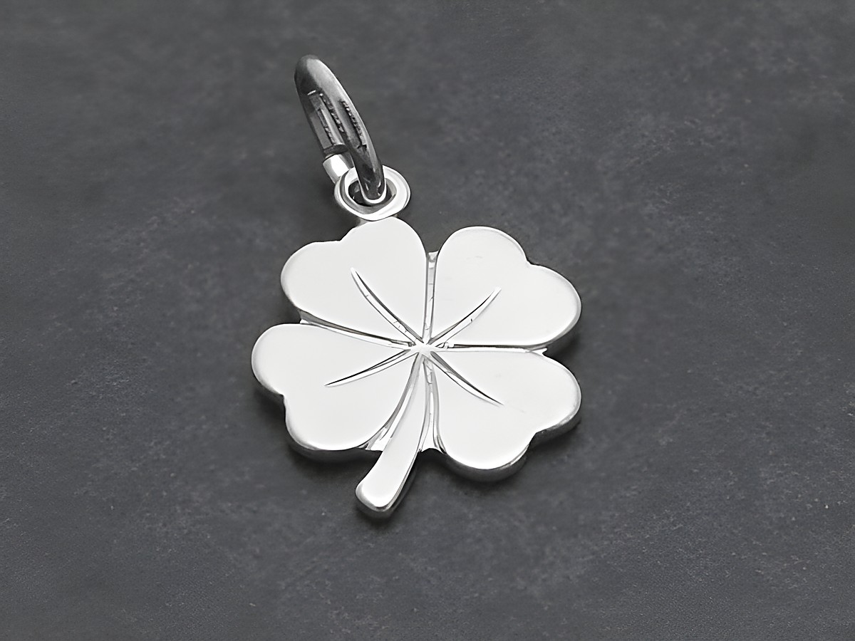 Silber Anhänger in Form eines Kleeblatts, hergestellt von Juwelier Harnisch, als Glücksbringer. Ideal für persönliche Glücksmomente oder als besonderes Geschenk.