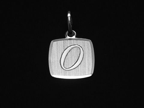 37662-0 Buchstabe O Anhänger aus rhodiniertem und mattiertem Sterling Silber, Hersteller Juwelier Harnisch, bietet ein modernes Design mit dezentem Charakter.