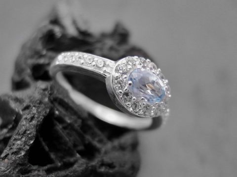 Silber Ring in ovaler Form aus Sterling Silber mit Blautopas und Zirkonia, Größe 58, Hersteller Juwelier Harnisch. Elegantes Design mit funkelnden Steinen.