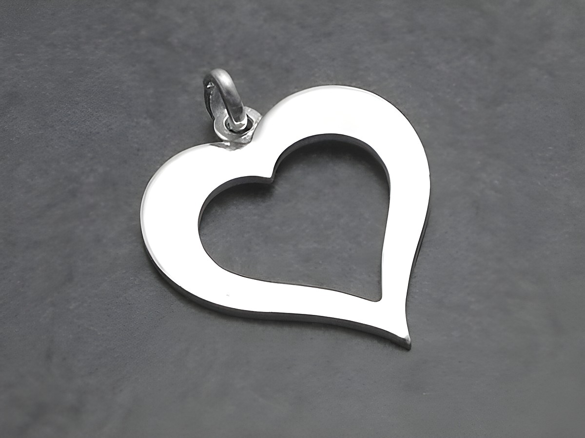 Polierter flacher Silber Herz Anhänger von Juwelier Harnisch, elegant in Herzform mit offenem Innenbereich, ideal als Schmuckstück für besondere Anlässe.