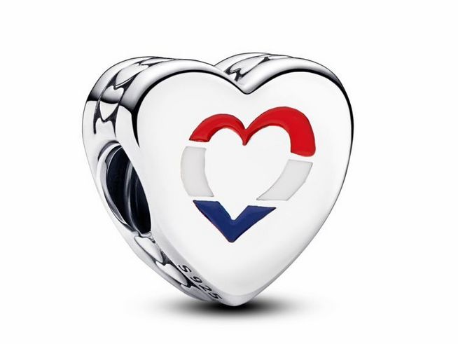 Silberner Herzcharme mit rot-weiß-blauen Emaille-Details im Design der niederländischen Flagge, ideal für Armbänder und Schmuckliebhaber.