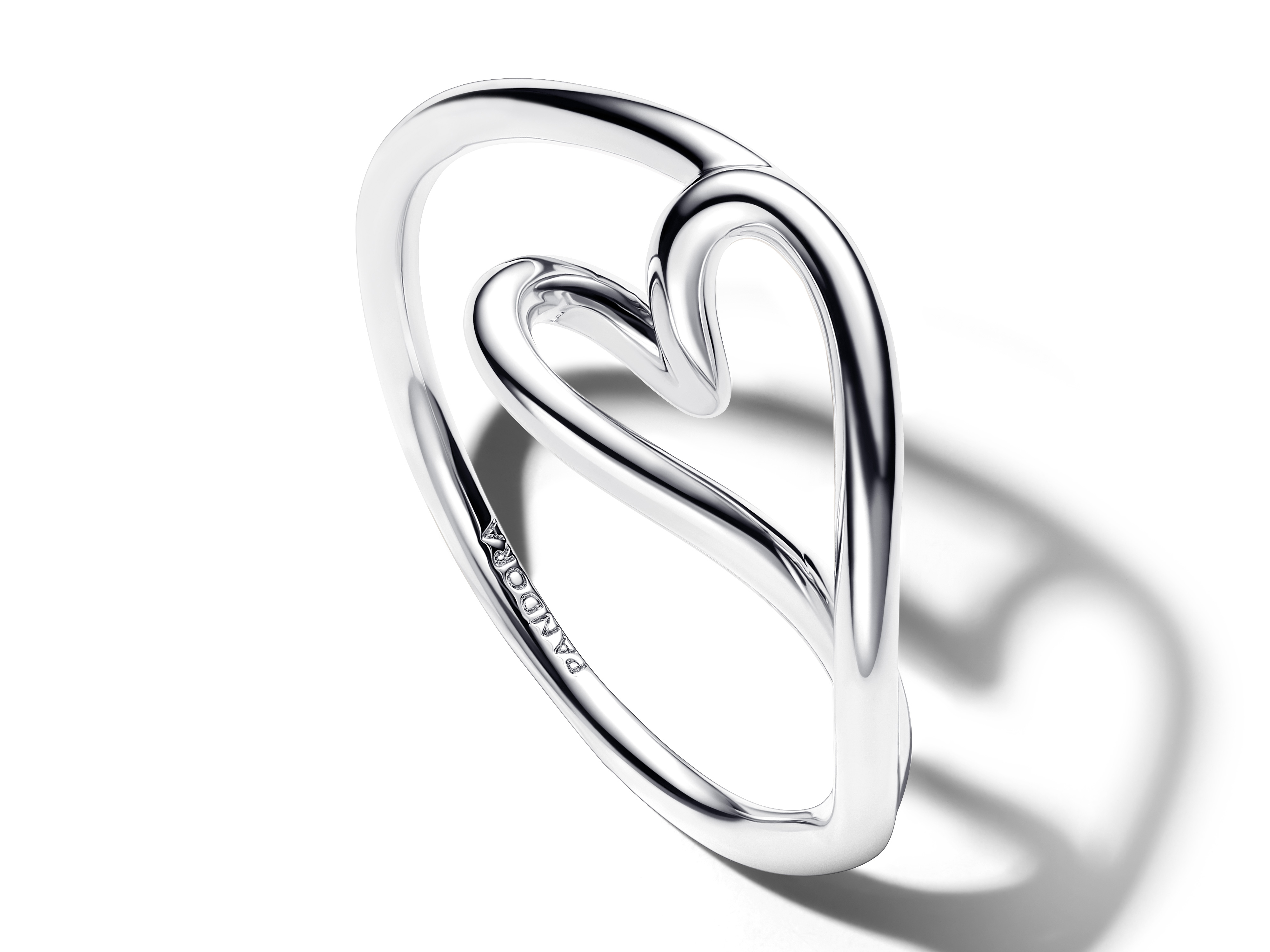 Organisch geformter Herz Ring aus Silber von Pandora in Größe 56, der durch seine geschwungene Form und glänzende Oberfläche besticht. Ideal für romantische Anlässe.