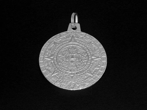 Aztekenkalender Anhänger aus Silber rhodiniert, rund mit detaillierten Symbolen, hergestellt von Juwelier Harnisch, kunstvoll gestaltet und ideal als modisches Accessoire.