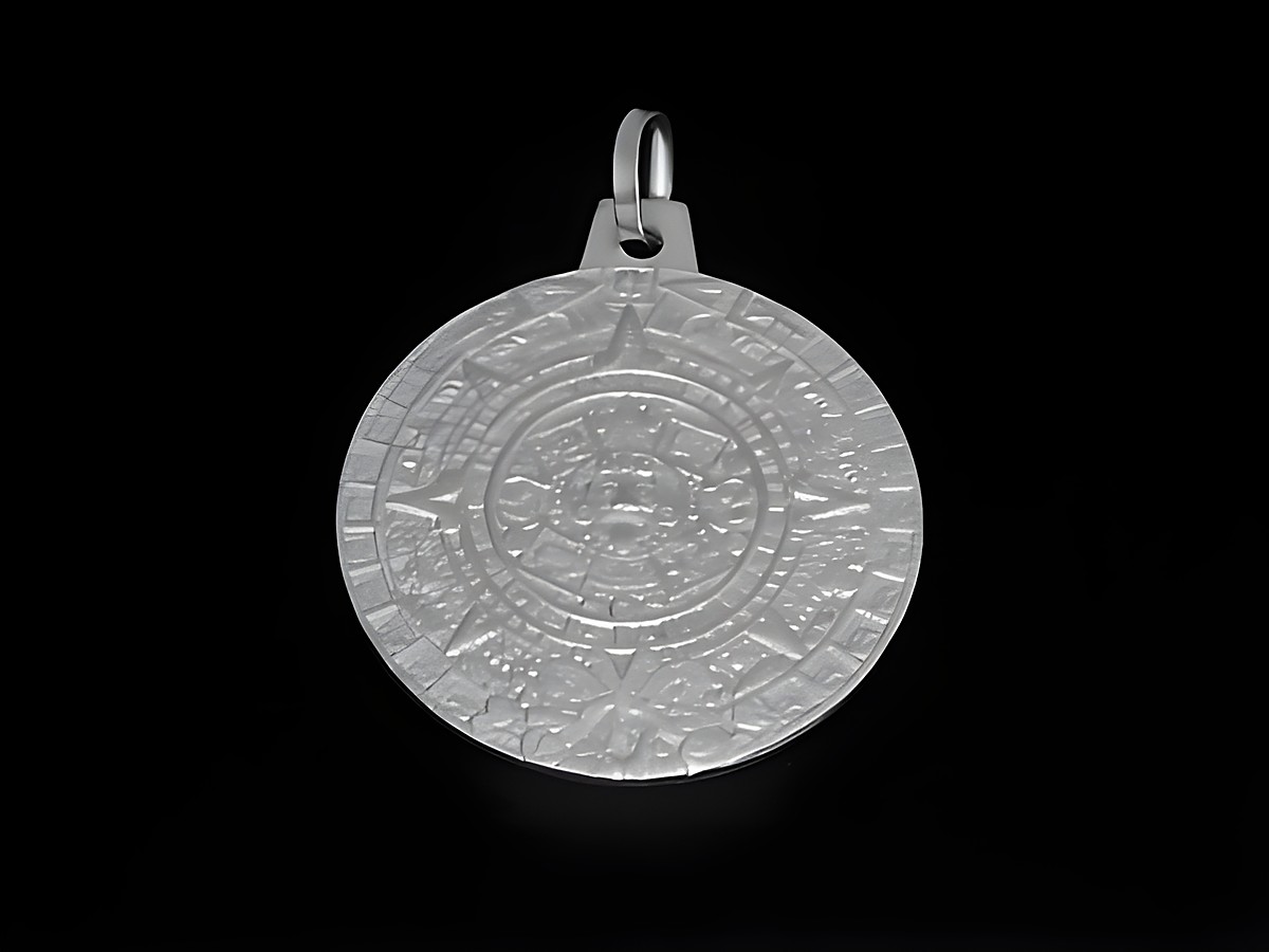 Aztekenkalender Anhänger aus Silber rhodiniert, rund mit detaillierten Symbolen, hergestellt von Juwelier Harnisch, kunstvoll gestaltet und ideal als modisches Accessoire.