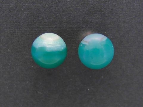Silber Ohrringe mit hellem grünen Achat in Kugelform, Durchmesser 6,5 mm, hochwertig verarbeitet vom Hersteller Juwelier Harnisch, elegant und zeitlos im Design.