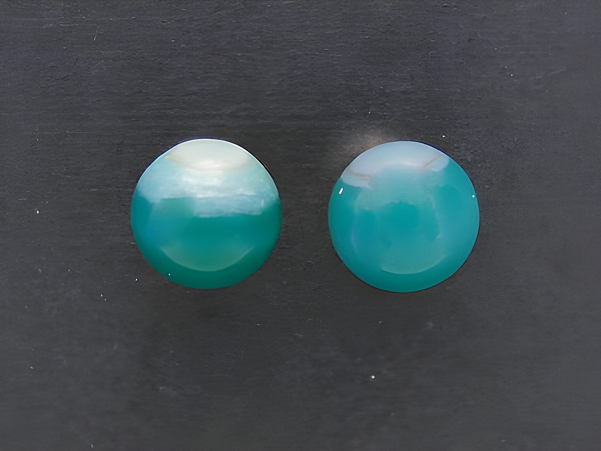 Silber Ohrringe mit hellem grünen Achat in Kugelform, Durchmesser 6,5 mm, hochwertig verarbeitet vom Hersteller Juwelier Harnisch, elegant und zeitlos im Design.