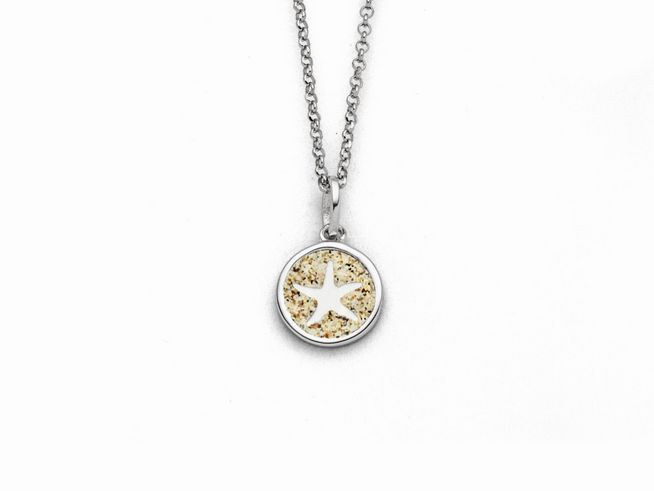 Schmuckstück mit einer feinen Kette aus Sterling Silber und einem Anhänger in runder Form, der einen stilisierten Stern zeigt, umgeben von sandfarbenem Material, eine elegante Ergänzung für jedes Outfit.