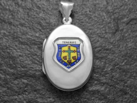 Silbernes Medaillon mit dem Wappen der Insel Teneriffa in Spanien, hergestellt vom Juwelier Harnisch, zeigt die detailreiche Darstellung des Wappens auf einem eleganten ovalen Hintergrund.