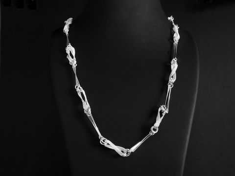 Lange Kette XXL versilbert im Design Collier mit einer Länge von 78 cm und einer Breite von 6,3 x 0,9 mm, elegant drapiert über einen schwarzen Hintergrund.