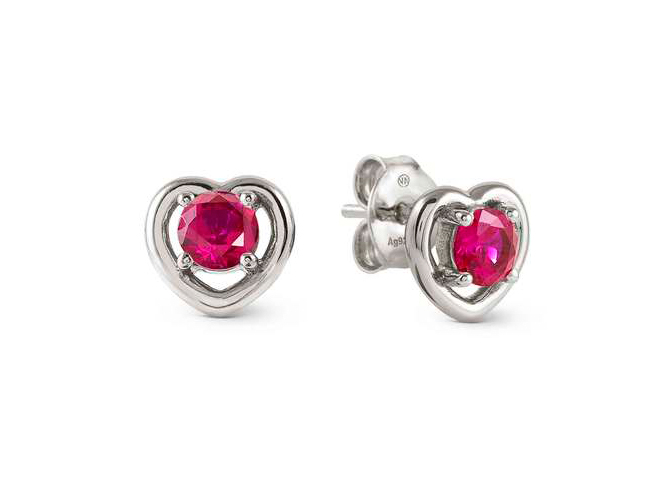 Ohrstecker in Herzform aus Sterling Silber mit farbigen Zirkonia in Rot, von der Marke Nomination, ideal für einen romantischen Look und perfekte Neuheit im Schmuckbereich.