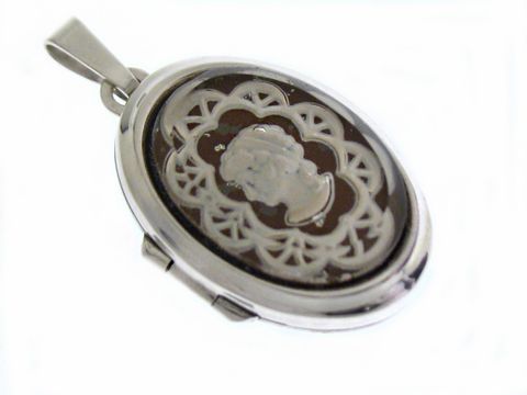 Nostalgisches Medaillon mit Cabochon aus Sterling Silber rhodiniert, verziert mit einer filigranen Reliefdarstellung im Inneren, ideal für persönliche Erinnerungen und stilvolle Aufbewahrung.
