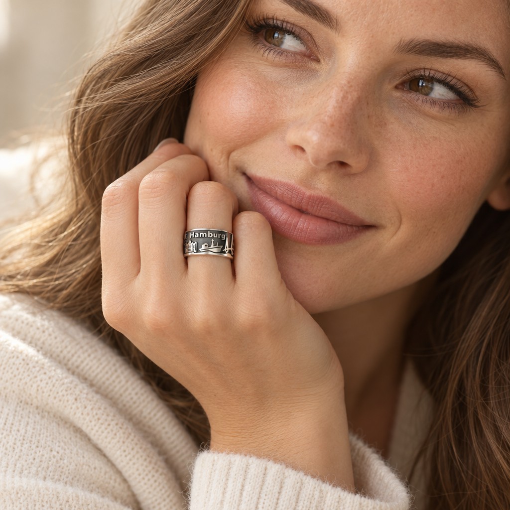 KI-generiertes Tragebild: Hamburg Ring - Stadtring - 925 Sterling Silber - geschwärzt - 10 mm