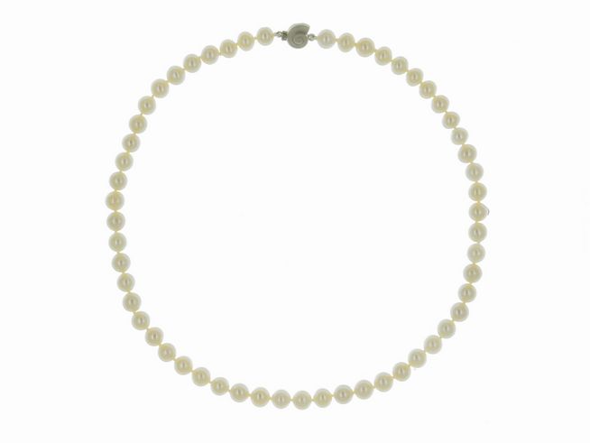 Perlenkette aus Süßwasser-Zuchtperlen in weiß und rose, 7,5-8 mm Durchmesser, klassisch gestaltet, 45 cm lang, mit silbernem Verschluss, Hersteller: Juwelier Harnisch.