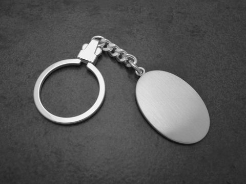 Schlüsselanhänger mit gravierbarer Platte aus mattiertem Sterling Silber von Juwelier Harnisch, ideale Geschenkidee aus echtem Silber.